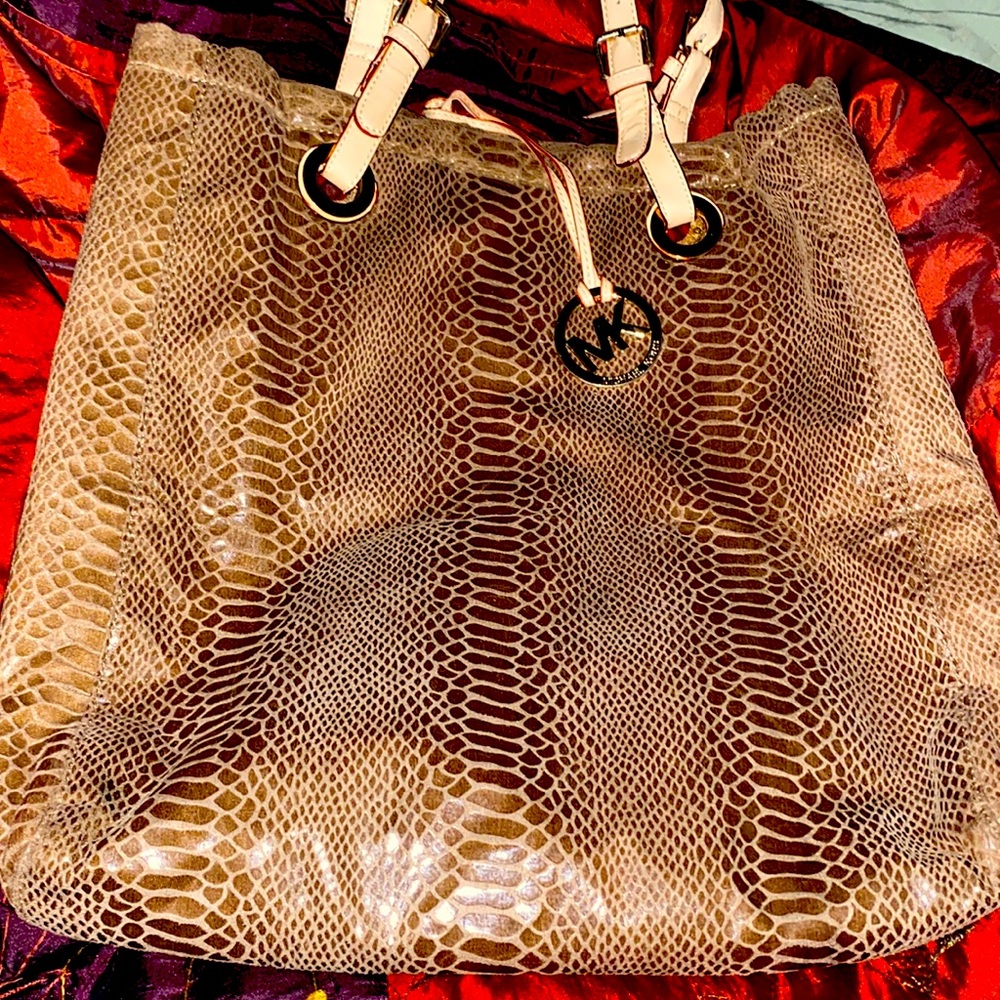 Micheal kors bag (send offers)